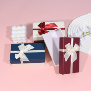 Petite boîte d'emballage cadeau de sous-vêtements de luxe recyclée personnalisée avec papier d'enrobage UV et couvercle avec motif imprimé UV - Product Image 1