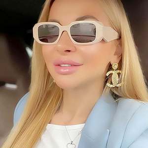 Lunettes de soleil rétro tendance 2022, beige et noir, irrégulières, pour femmes, UV400, petite monture carrée - Product Image 2