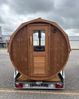 Fassförmige Mobile Sauna mit Naturholzpaneelen, Schwarzem Schindeldach und Anhängerrahmen für Gewerbliche Nutzung, Umweltfreundliches Design