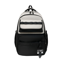 Sac à dos bicolore noir et blanc avec porte-clés dessin animé et logo « C-05 » : Idéal pour le campus, les trajets quotidiens et le streetwear