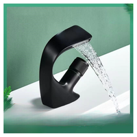 Keran Air Panas Dingin Model Air Terjun untuk Wastafel Keramik Modern Kontemporer, Satu Lubang, Pemasangan di Atas Meja, Kuningan Hitam Brushed HUBEN Metered