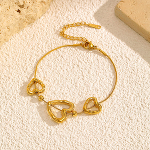 CAIOOCHE Ensemble de bijoux <span class=keywords><strong>pour</strong></span> femme <span class=keywords><strong>en</strong></span> acier inoxydable plaqué or 18 carats, comprenant un bracelet et un collier avec pendentif cœur ajouré poli miroir - Product Image 3