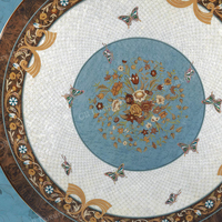 Ensemble de table à manger ronde de style baroque italien, table sculptée de luxe avec décor doré, chaises avec accents imprimés papillon