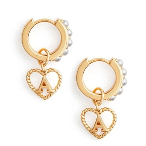 Brincos de Pérola em Forma de Coração com Letra Inicial Personalizada em <span class=keywords><strong>Material</strong></span> de Latão com Revestimento de Ouro 18k para Mulheres - Product Image 4