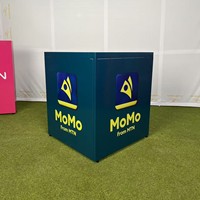 Comptoir de service pliable en métal Africa MTN MoMo Triangle, matériaux recyclés, logo personnalisé pour la promotion en zone piétonne