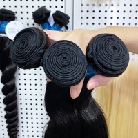 Fasci di capelli umani brasiliani ricci vergini non trasformati a onde profonde per extension di capelli umani peruviani intrecciano fasci a doppio disegno
