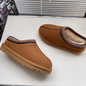 Pantuflas de piel de oveja para hombre, calzado de una pieza para el invierno, botas de algodón a prueba de nieve con ribete de encaje de estilo étnico. - Product Image 1