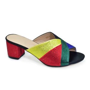 Nueva zapatilla de diseñador Última moda Mujeres maduras Precio bajo Plataforma de lujo Zapatos tachonados Tacones de aguja Zapatos de mujer Chinelo - Product Image 3