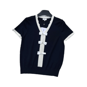 Blusa informal de punto con cuello en V y ribete blanco y negro para mujer, manga corta y lazo frontal - Product Image 1