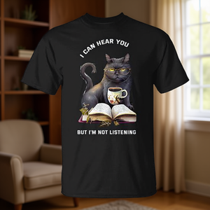 Puedo oírtelo decir, pero no lo estoy escuchando. Camiseta con diseño de gato leyendo. - Product Image 3