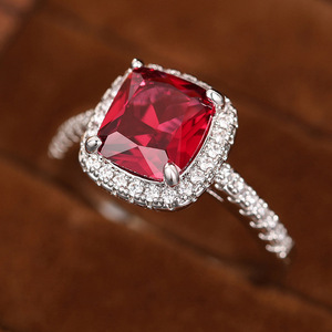 Anello di Lusso con Gemme per Donne, Gioiello Elegante e Scintillante per le Dita - Product Image 2