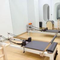 Offre Spéciale : Reformer Classique en Aluminium Réglable de Qualité Studio pour Yoga et Pilates à Domicile pour Femmes