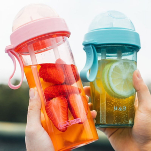 Botella de <span class=keywords><strong>agua</strong></span> doble con pajita de plástico de 420ml/600ml, diseño único, para parejas, para beber al aire libre. - Product Image 1