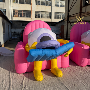 Mascotte Monstre aux Grands Yeux Assise sur un Canapé pour la Décoration de Fête de Cinéma - Product Image 1