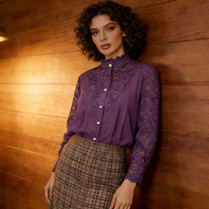 Blusa de Encaje Morado Premium para Mujer, Personalizable, con Cuello Alto, Estilo Moderno y Elegante, Venta al por Mayor OEM/ODM para Boutiques - Product Image 2