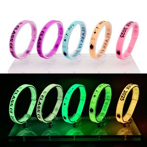 สายรัดข้อมือซิลิโคนราคาถูก พิมพ์ลายตามสั่ง โลโก้แบบนูน ข้อความ สี ขนาด เรืองแสงในที่มืด สายรัดข้อมือยางสำหรับโปรโมชั่น - Product Image 6