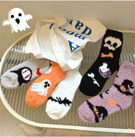 Chaussettes jetables mi-mollet pour femmes, chaudes et épaisses, en polaire corail respirante, à motif dessin animé amusant, pour Halloween, automne et hiver, avec logo sur le revers, vente en gros