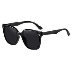 Gafas de sol polarizadas cuadradas a la moda para mujer, gafas de sol de diseñador TR90 de gran tamaño Unisex a la moda para mujer - Product Image 4