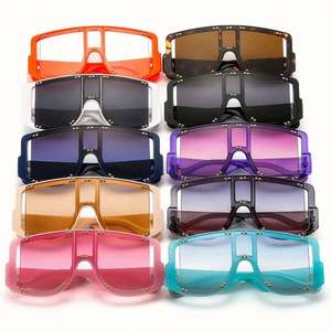 Vente flash - Lunettes de soleil tendance personnalisées avec logo, pour femmes et hommes, dégradé, UV400, grande monture, rivets, 2021 - Product Image 3