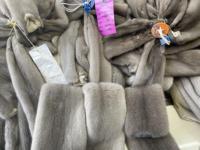 Peaux de vison finlandais certifiées Saga de qualité supérieure, soyeuses, denses, prêtes à l'exportation en vrac pour les vêtements de luxe.