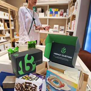 Sinh thái thân thiện tái sử dụng sóng Hội Đồng Quản trị bao bì hộp UV in với lá vàng dập dập nổi in offset cho cửa hàng sử dụng - Product Image 4