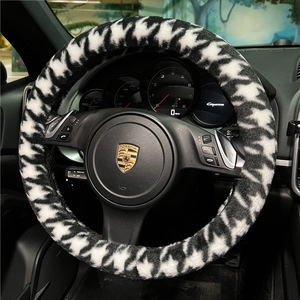 Accessoires de décoration d'intérieur de <span class=keywords><strong>voiture</strong></span> Hiver Antidérapant Antigel Peluche Chaleur Volant de <span class=keywords><strong>voiture</strong></span> <span class=keywords><strong>Couverture</strong></span> Pour Femmes Filles - Product Image 3