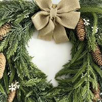 Großhandel Handgefertigte Künstliche Weihnachtsgirlande mit Tannenzapfen und Roten Beeren für Tür- und Wanddekoration Feiertagsdekoration