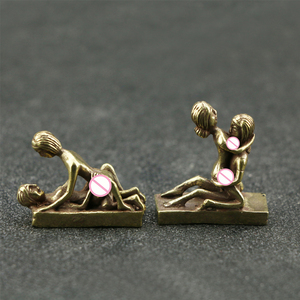 Statuette de couple en laiton massif amusante, ornement artistique coquin pour bureau, cadeau de pendaison de crémaillère unique, statuette créative en métal pour hommes - Product Image 6