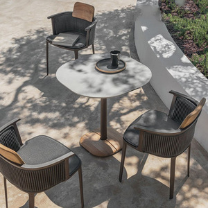 ชุดโต๊ะเก้าอี้หวายสานกลางแจ้ง ดีไซน์เรียบง่าย ทนทาน ทันสมัย เหมาะสำหรับสวน วิลล่า โรงแรม ชุดเฟอร์นิเจอร์สามชิ้น - Product Image 1