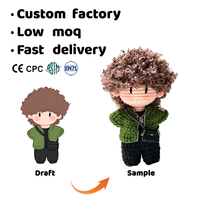 Poupée Amigurumi personnalisée au crochet, garçon aux cheveux bouclés fait main avec sac, personnage en peluche tricoté OEM, portrait, CE EN71, faible MOQ