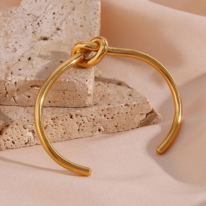 Kararmaz ücretsiz takı bilezik <span class=keywords><strong>Knot</strong></span> 18K altın kaplama düğüm bilezik bileklik paslanmaz çelik manşet bilezik bileklik kadınlar için - Product Image 1