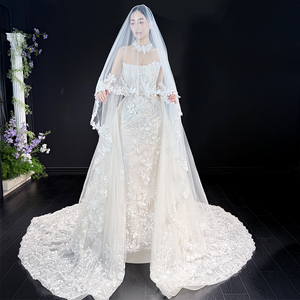 Abito da Sposa a Sirena di Lusso di Perfetta Manifattura in Tulle con Fiori 3D e Pizzo Senza Spalline - Product Image 1