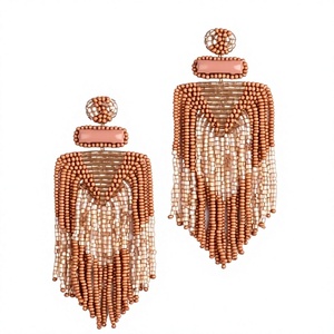 Boucles d'oreilles pendantes bohèmes à pompons pour femme, en résine perlée, bijoux de fête, acrylique et lucite, style statement - Product Image 1