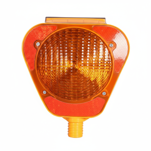 Barrera Solar Triangular Amarilla Ileritraffic ILT9505 con Luz de Advertencia Intermitente LED de 2x1W - Product Image 2