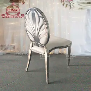 كرسي طعام معدني قابل للتكديس بظهر منحوت من الفضة لاستخدام حفلات الزفاف