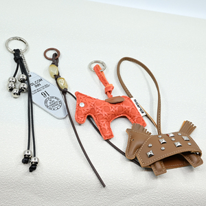 Colgante de Cuero PU Tejido a Mano de Alta Gama con Diseño de Caballo, Cadena Artesanal para Bolso, Accesorio de Ropa - Product Image 4