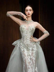 Abito da Sposa Sontuoso con Ricami Floreali in Cristallo e Perline Senza Spalline - Product Image 2