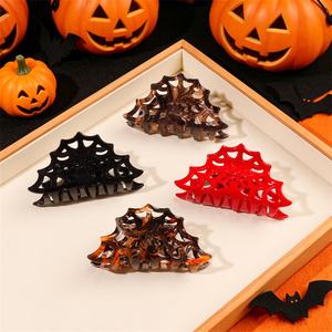 Pinza de Pelo Acrílica con Diseño de Telaraña de Halloween, Negra, Hueca y Tallada, con Agarre Seguro y Fuerte para Mujeres y Niñas - Product Image 1