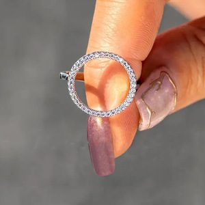 Anello rotondo cavo da donna con design geometrico semplice, adatto per l'uso quotidiano. - Product Image 2