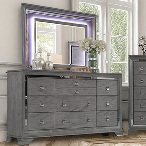 Cómoda Moderna de Estilo Transicional en Gris - 5 Cajones y Perillas Metálicas Minimalistas con Detalles Espejados, Mueble Contemporáneo Informal - Product Image 2