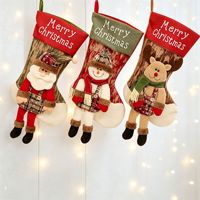 Noel Çorabı Hediye Çantası 3D Karakter Peluş Figürü Mutlu Noeller Yazılı Kırmızı Yeşil Manşet ve Ahşap Görünümlü Baskı ile Dekorasyon İçin