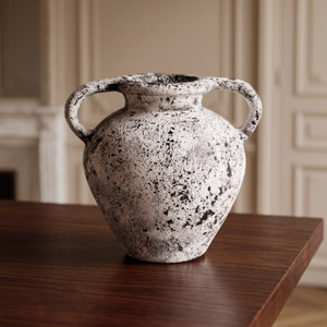 Jarrón de cerámica antiguo con manchas, con un diseño rústico y una elegante asa, perfecto para realzar cualquier decoración del hogar. - Product Image 2