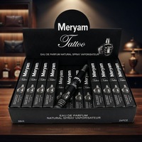 Parfum pour femme en spray, flacon en verre noir fin, capuchon argenté, boîte de présentation, intérieur sombre et chaleureux, durable