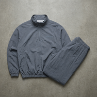 Survêtement technique haut de gamme pour homme en nylon froissé anthracite, coupe-vent à demi-zip et pantalon de survêtement à passepoil contrastant, fournisseur de vêtements personnalisés