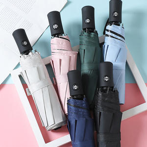 Parapluie de voyage compact moderne à ouverture et fermeture automatiques, à trois plis, avec tige en fer et tissu en fibre de verre, pour petit sac à dos - Vente en gros - Product Image 4