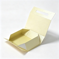 Boîte cadeau rigide pliable personnalisée à couvercle magnétique, en papier couché avec pelliculage mat et poignée métallique pour vêtements et chaussures