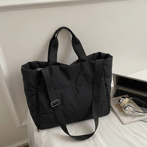 Sac à main léger en nylon durable avec fermeture éclair, grande capacité, et bandoulière, idéal pour le shopping, les rendez-vous, les voyages faciles et comme trousse de maquillage. - Product Image 4