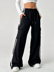 Pantaloni <span class=keywords><strong>Cargo</strong></span> Neri Streetwear con 2 Strisce - Pantaloni Antivento a Vita Elastica e Vestibilità Ampia per Donne - Product Image 4