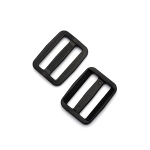 Hebillas de ajuste curvas de plástico negro de <span class=keywords><strong>20mm</strong></span>-50mm, hebillas deslizantes de tres barras para correas de mochila deportiva y accesorios de camping - Product Image 1