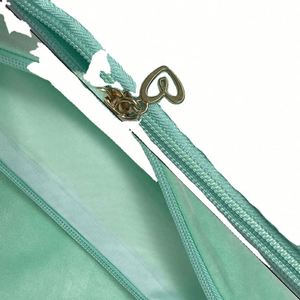 Sac de maquillage en velours écologique, personnalisable avec logo imprimé, portable, vert, réutilisable, pour femmes, vente en gros - Product Image 4